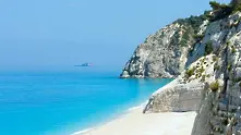 Един от най-красивите гръцки плажове изчезна при труса в Лефкада (видео)