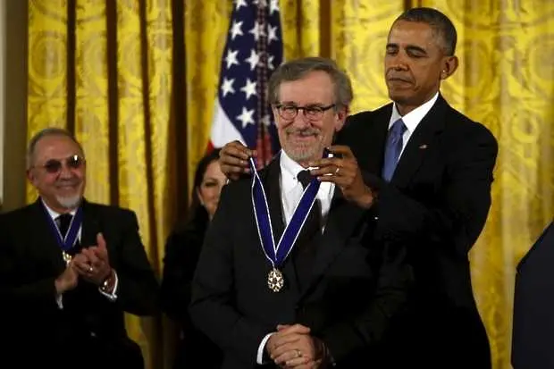 Обама награди с медала на свободата Спилбърг, Стрейзънд и Пърлман