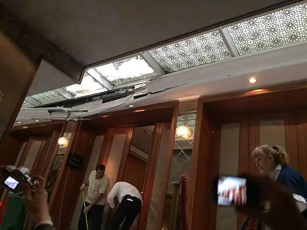 Срути се част от стъкления покрив на бившия хотел „Шератон” в София