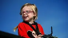 Абсолютният тест за издръжливост - 4-годишно момиченце направлява камион на Volvo (видео)