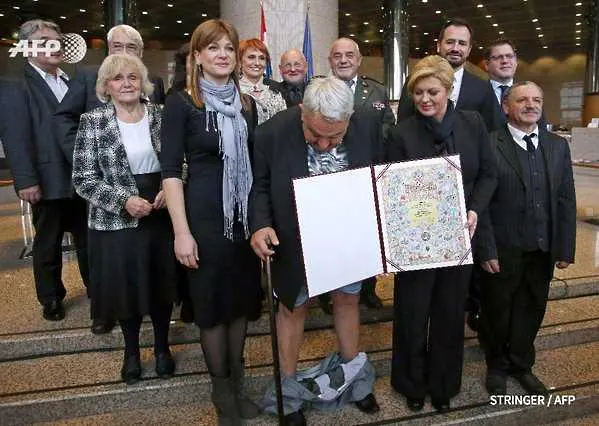 С паднали панталони на церемония с хърватската президентка 