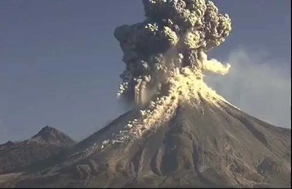 Мощно изригване на вулкана Колима в Мексико