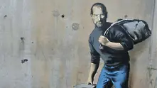 Стив Джобс като сирийски бежанец в нова творба на Банкси (видео)