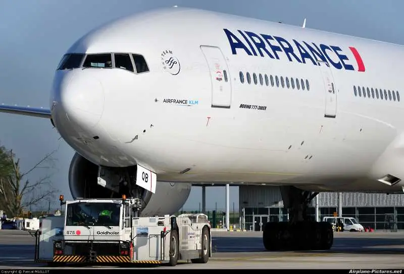 Тяло на мъж е открито в колесника на самолет на парижко летище