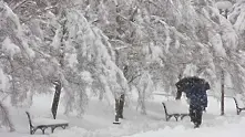 Валежите от сняг продължават и утре, но по-слабо