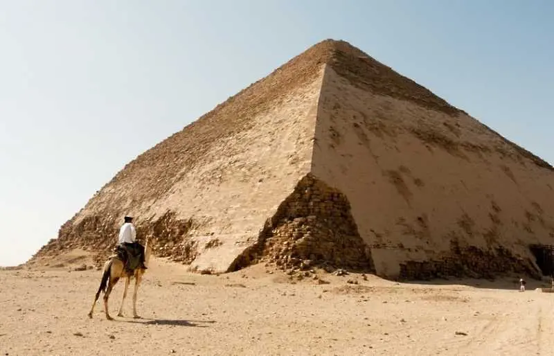Изследват космически частици, открити в египетска пирамида