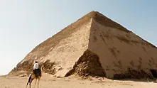 Изследват космически частици, открити в египетска пирамида
