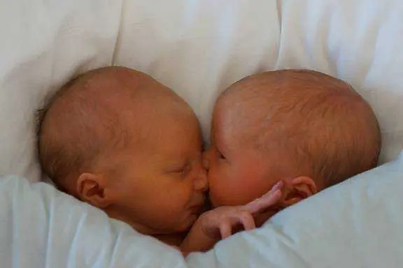 Близнаци се родиха в различни години