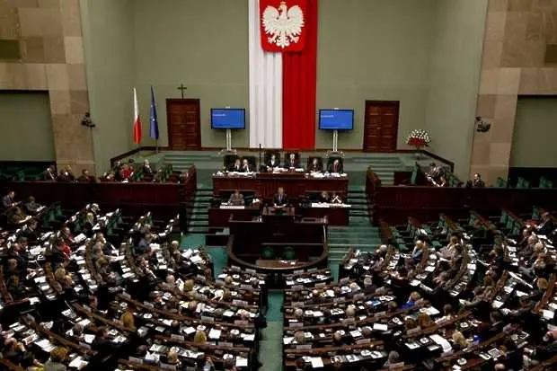 Полша въвежда закон за правителствено назначаване на директорите на обществени медии