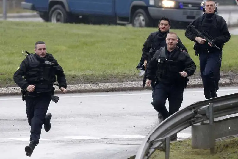 Застреляха въоръжен мъж, опитал се да проникне в полицейски участък в Париж