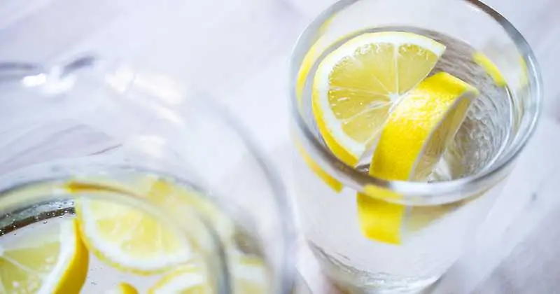 15 причини да пием вода с лимон всяка сутрин