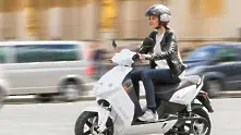 Париж пуска 1000 електрически скутера под наем от лятото 