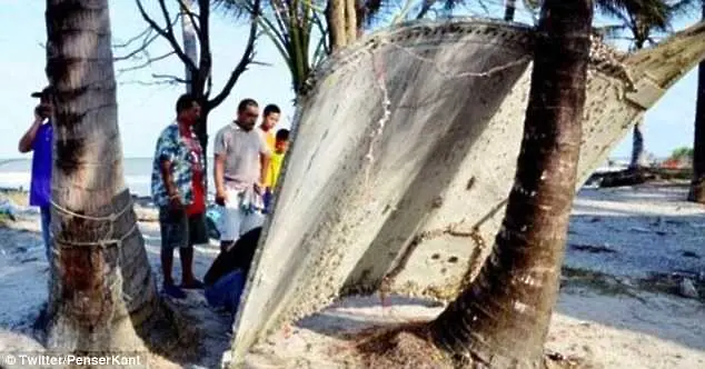 Предполагаеми останки от самолет изплуваха на тайландския бряг