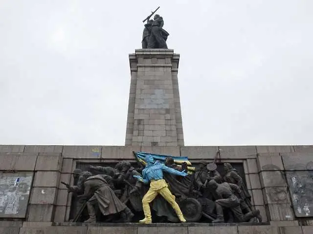 Депутати искат забрана на комунистическите паметници и символи