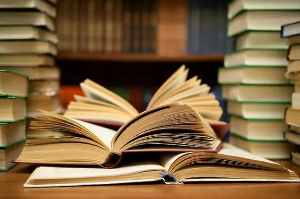 Синдикат Образование предлага да има един вариант на учебниците