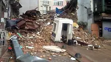 Пететажна сграда рухна в центъра на Истанбул, претърсват развалините за пострадали