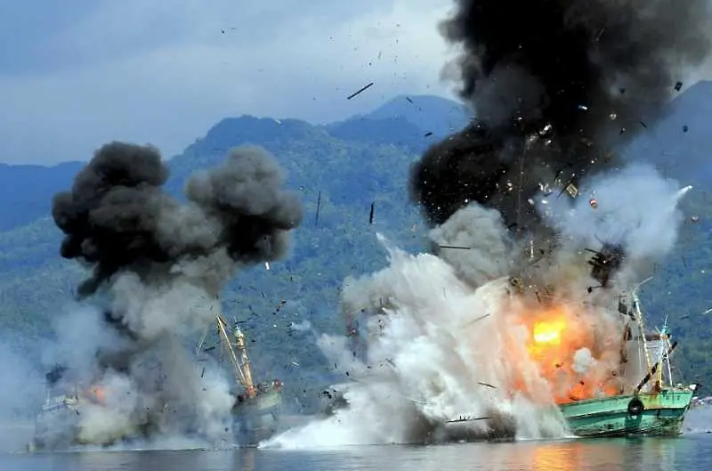 Индонезия взриви кораби за незаконен риболов