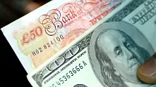 Британската лира остава уязвима спрямо долара