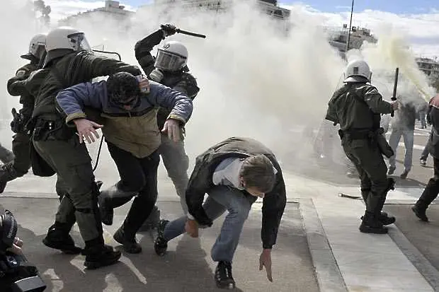 Гръцката полиция използва сълзотворен газ срещу протестиращите фермери в Атина