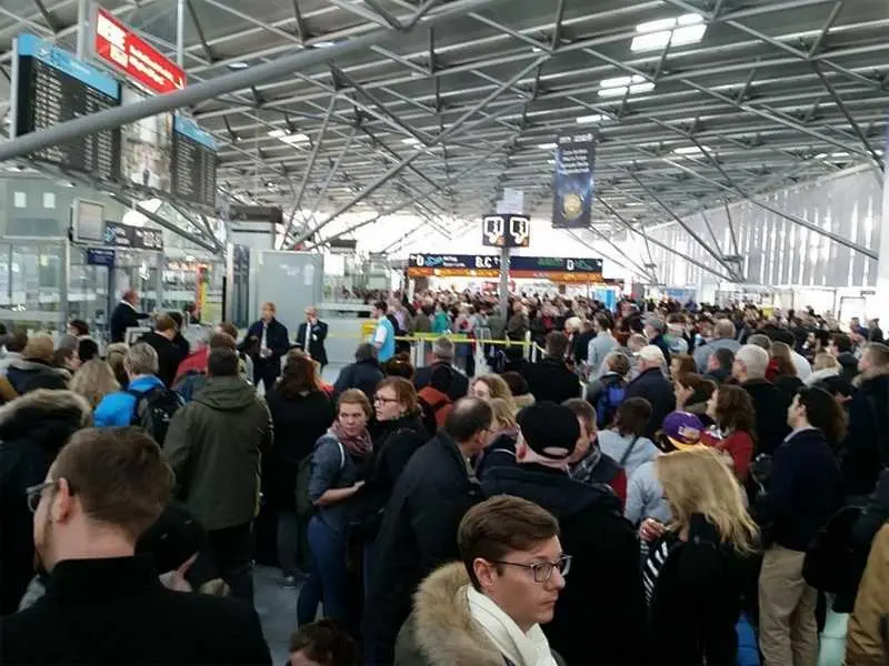 Евакуираха летището в Кьолн заради пробив в сигурността
