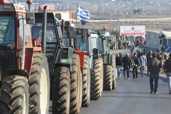 Гръцките фермери започват да изтеглят машините си от границата