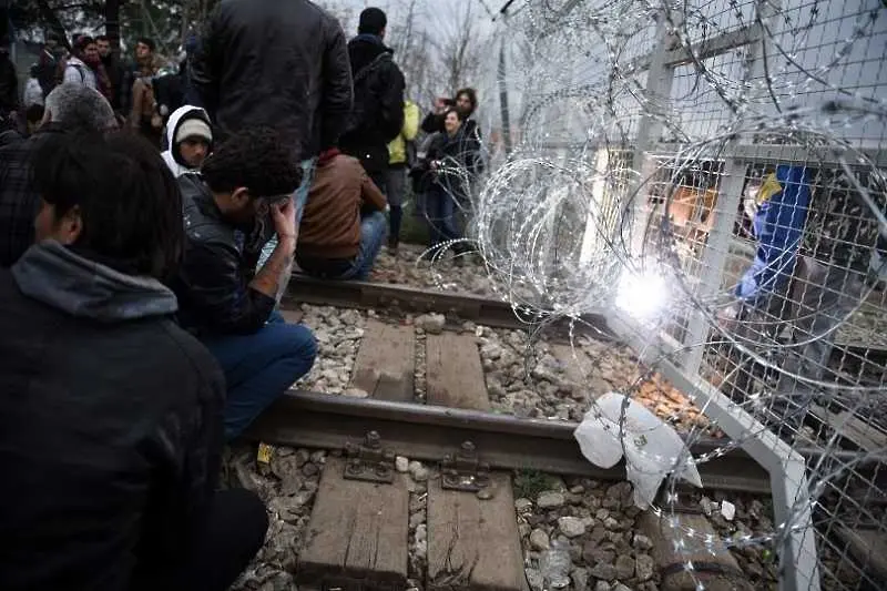 8500 бежанци бедстват между Македония и Гърция