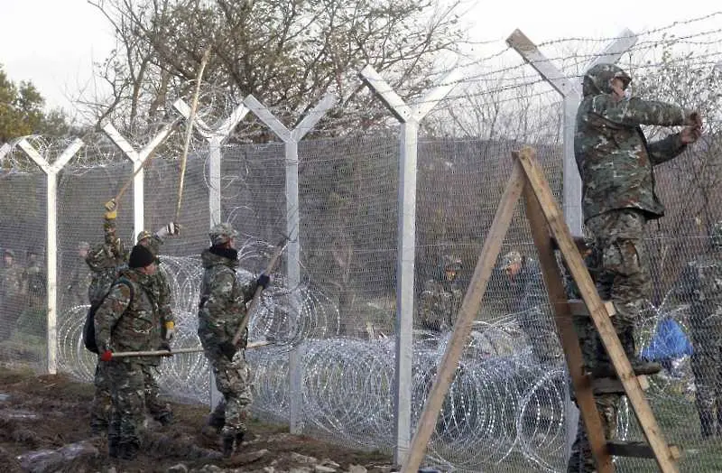 Македония праща още войска и полиция на границата с Гърция