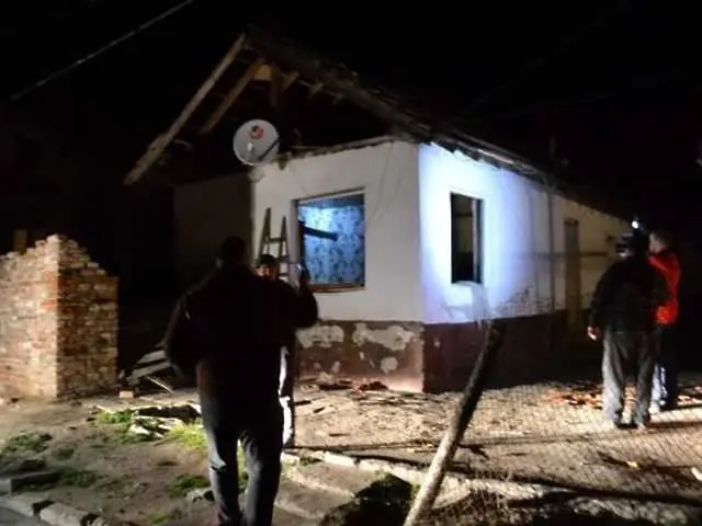 Ураганен вятър е отвял покривите на 30 къщи в Димитровград