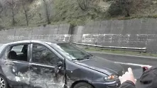 Огромен скален къс удари автомобил край Симитли