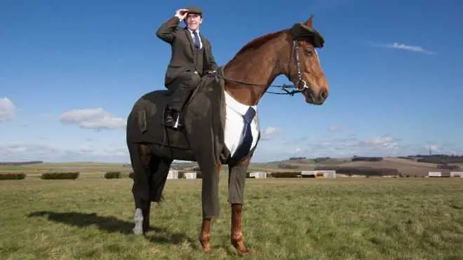 Представиха първия костюм за кон от шотландски туид