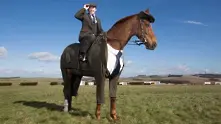Представиха първия костюм за кон от шотландски туид
