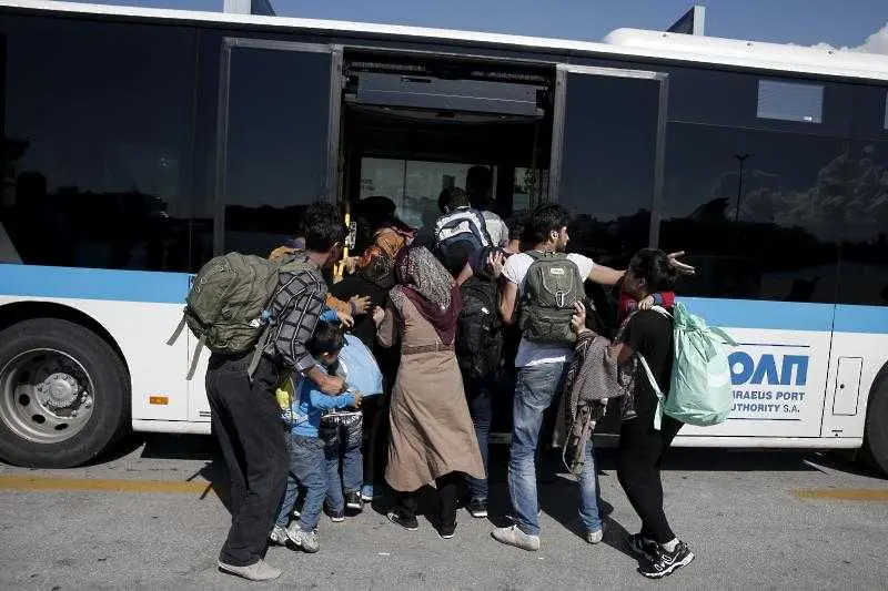 Гърция извозва с автобуси бежанци към границата си с Албания
