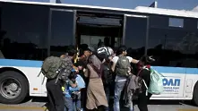 Гърция извозва с автобуси бежанци към границата си с Албания