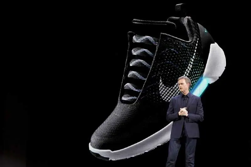 Nike пуска обувки с автоматично завръзване