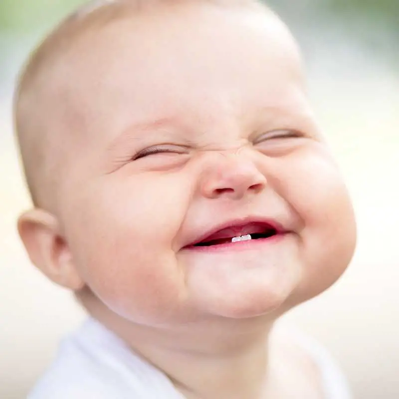 Защо бебетата се усмихват