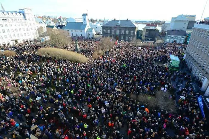 Исландците изгониха премиера си. Защо не протестираме като тях? 