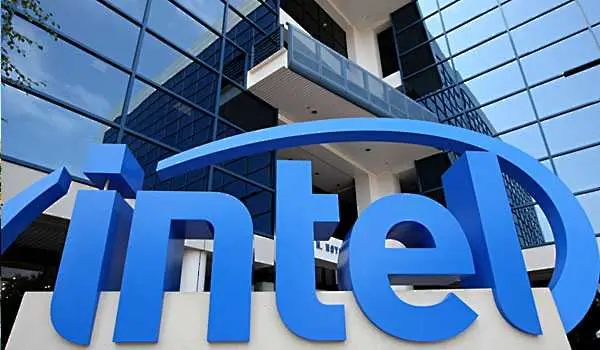 Intel орязва 12 000 работни места