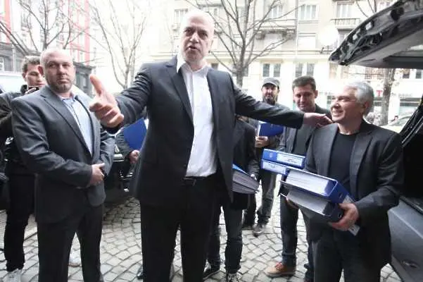 Парламентът даде зелена светлина за референдума на Слави Трифонов
