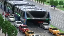В Китай изобретиха автобус, под който могат да минават автомобили