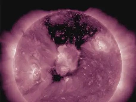 НАСА засне огромна дупка в Слънцето (ВИДЕО)