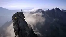 Велосипедист покорява планините в това поразително видео