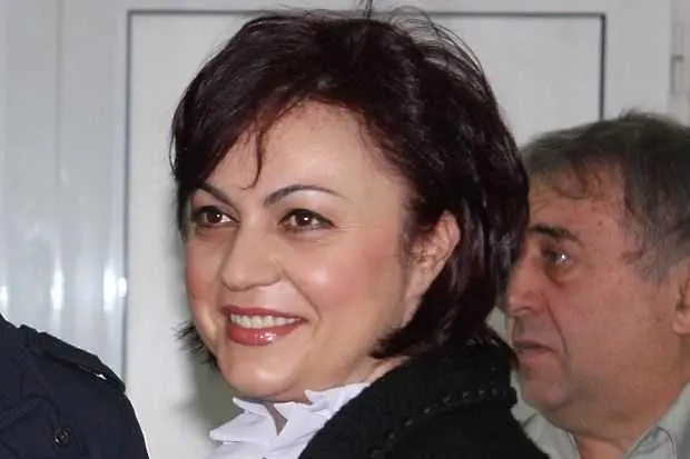 Корнелия Нинова зае лидерския пост на БСП
