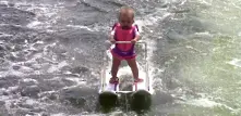 Бебе на 6 месеца кара водни ски за рекорд на Гинес (видео) 