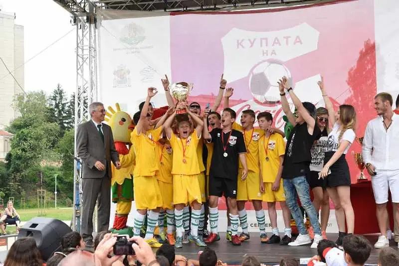 В категорията 15-16 г. купата извоюва тимът на столичното 133 СОУ „А. С. Пушкин“.
