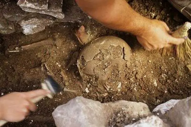 Воин с каменна брадва, погребан преди 6000 г., е открит край Кубрат