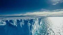 Космически апарат засече тревожни пукнати в ледовете на Арктика