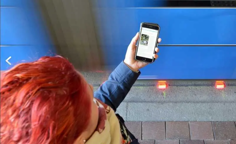 В Германия вече има „земни“ светофари за забилите поглед в телефоните си