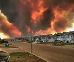 2000 жители на Форт Макмъри не могат да се върнат по домовете си след пожара