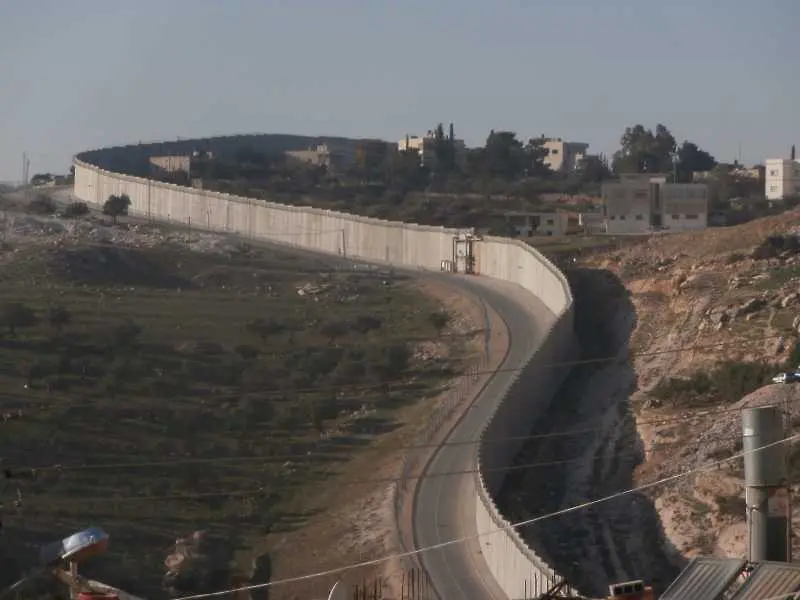 Израел забрани достъпа на палестинци до страната