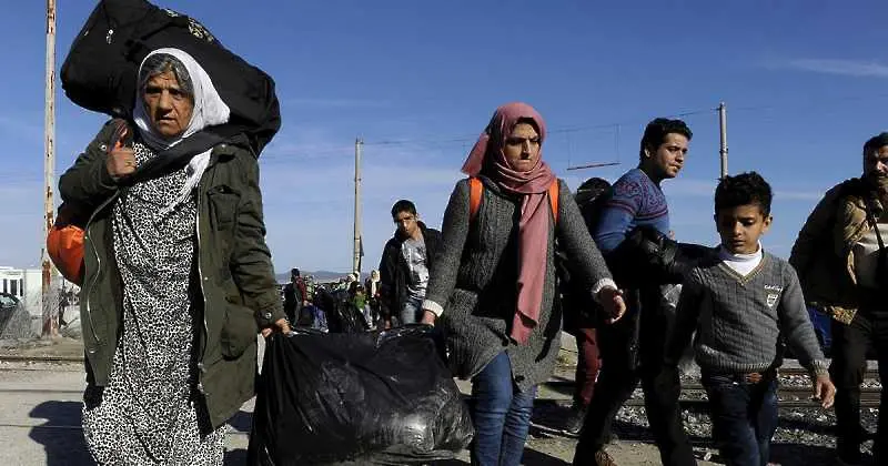 Полицаи евакуират бежански лагер до границата между Гърция и Македония 